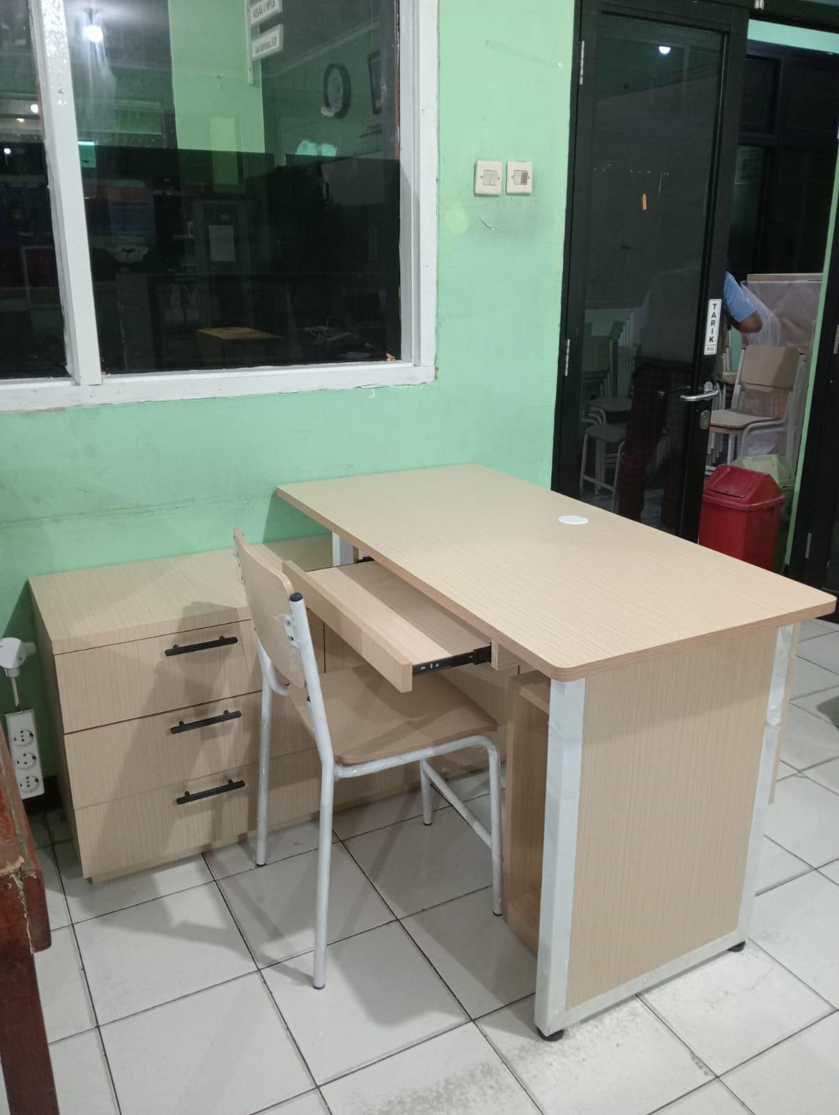 meja komputer 1